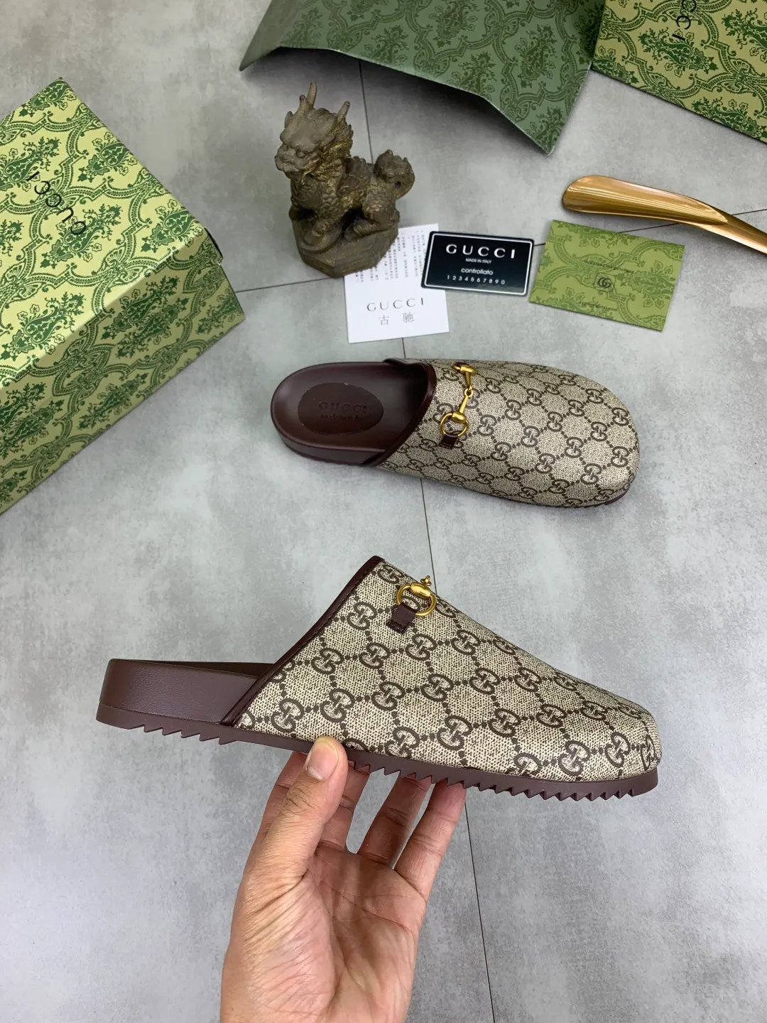 Men's shoes💰P340 💰[New model] Gucci half-drag business leather shoes hot selection (Gucci) official website latest Gucci half-drag business leather shoes, hot style 💥The version is simple and elegant, exclusive for trendy men. Unique official website latest brand original double G Embossed elements 👑 Original Gucci decoration, fashionable and elegant, original calfskin fabric ✅ Fully imported first-layer cowhide lining, wear-resistant, rubber business outsole specified on the official website, actual shot of the classic model at the counter 🎬 Size: 35-44 5⃣️colors available